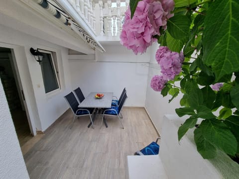 terrace, entrance to the apartment