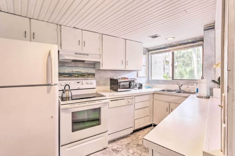 Kitchen | Cooking Basics | Drip Coffee Maker | Bar Seating