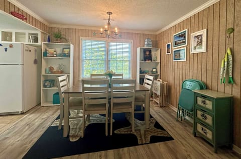 Extra Chairs & TV Trays