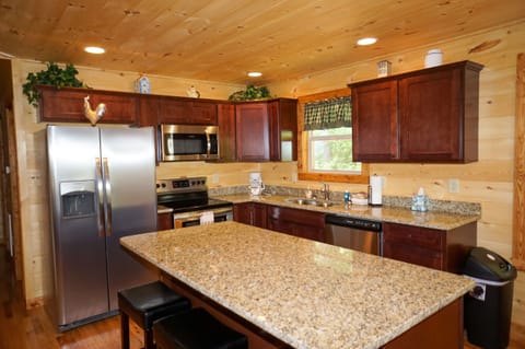 Kitchen - Full kitchen with island