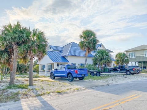 Circle drive, parking in front of garage and gravel parking between 