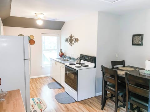 Kitchen, Dining seats 6