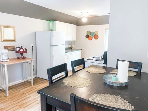 Kitchen, Dining seats 6