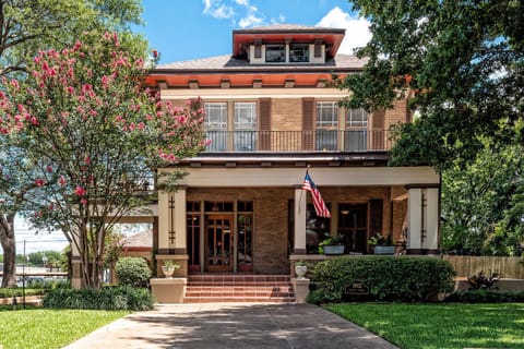 The Inn on Austin Avenue walking distance to all Downtown entertainment & Silos