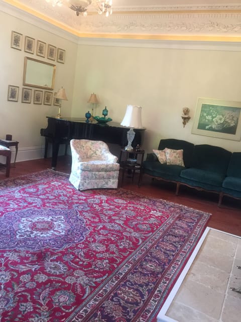 Formal living with Baby Grand piano (piano-disc)
