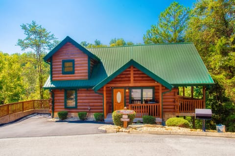 Welcome to a Luxurious/Spacious 3 Bed Cabin Nestled in the Great Smoky Mts. Area
