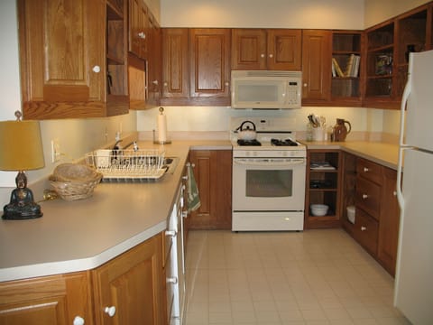 Kitchen, fully equipped.