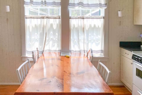 Dining Area | Dishes & Flatware Provided