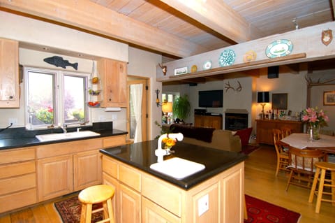 KITCHEN WITH BLACK GRANITE COUNTER TOP