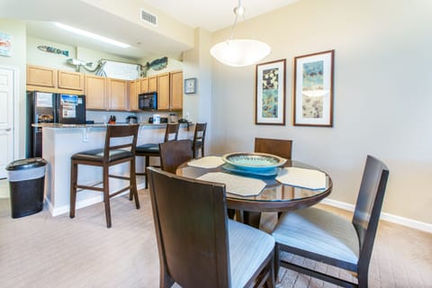 Dining table for 4 w/additional eat-in bar