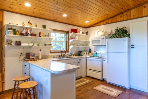 Kitchen - Full Kitchen