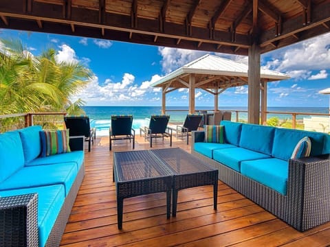 Vivaro Roatan: Where the infinity pool meets the sea. 🌅 Relax on premium loungers in the sun or retreat to the shaded terrace. Modern luxury with an effortless West End vibe. 🌴✨ #IslandLife #VivaroRoatan #InfinityView