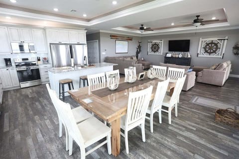 Open concept, great for a hangout for group!