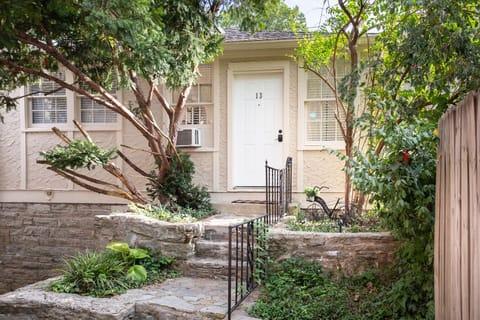 Quaint Cottage located just blocks from Vanderbilt and Children's Hospital.