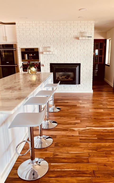 Kitchen Island, great for Entertaining