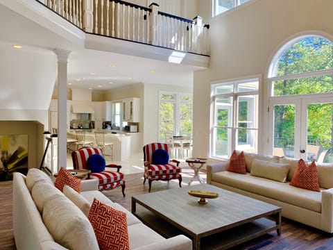 Open floor plan great for large gatherings.