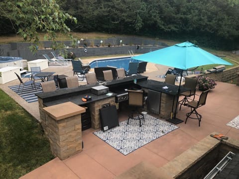 Outdoor kitchen & patio 