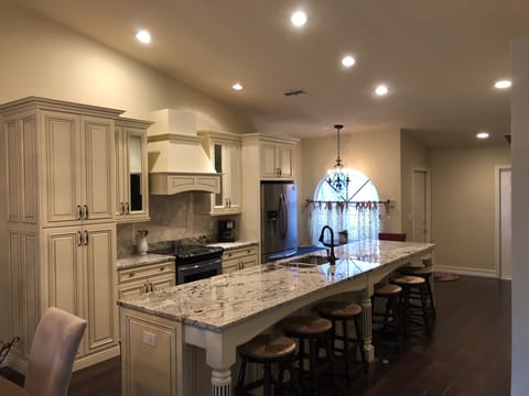 Beautiful open plan, oversize granite island top, 6 barstools
