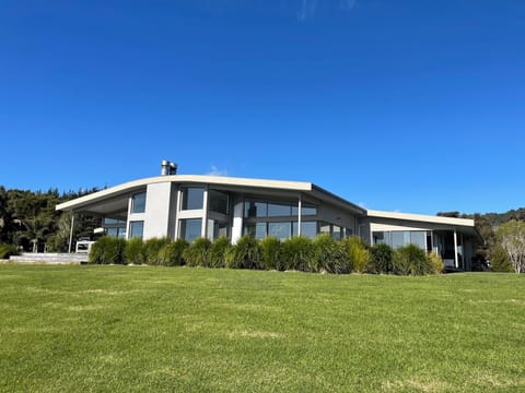 House on Top of hill with large lawn - Amazing views