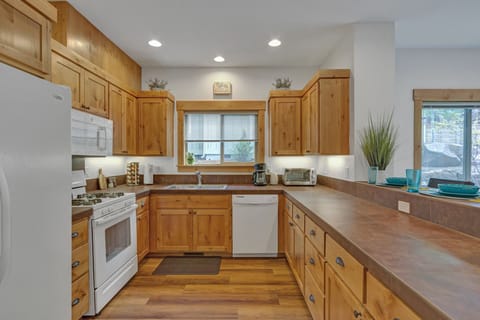 Full kitchen with everything needed for great meals and entertaining