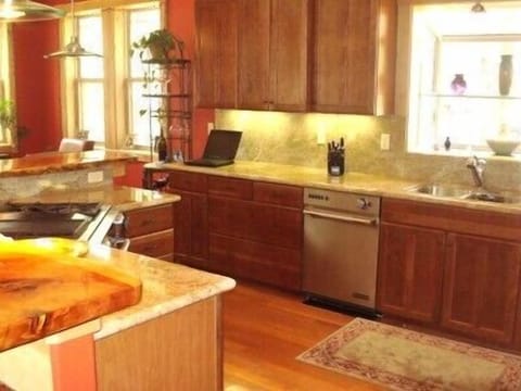 Granite Kitchen, Stainless Steel Appliances