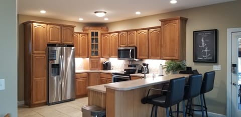 CLEAN BRIGHT OPEN KITCHEN
