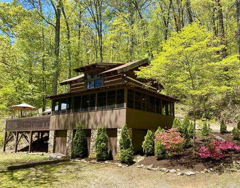 Antique log cabin built w/hand-hewn logs that date back to the1800s (spring pic)