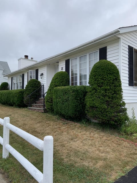 Front of house - 2 cars can park in driveway and 2 cars can park in back