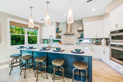 Breakfast Bar Seating for 5