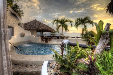 Villa 3 Pool, deck and jacuzzi
