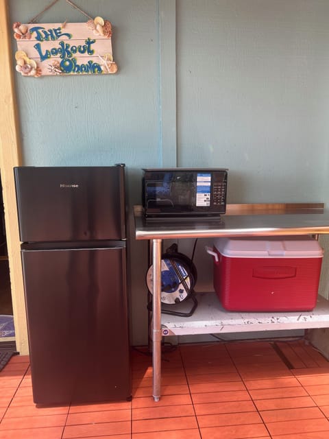 Mini fridge w/freezer, Microwave and
Induction Cooktop Burner