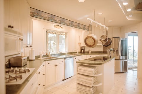 gourmet kitchen- made for entertaining