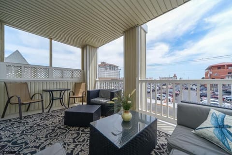 Enclosed Patio w/Balcony