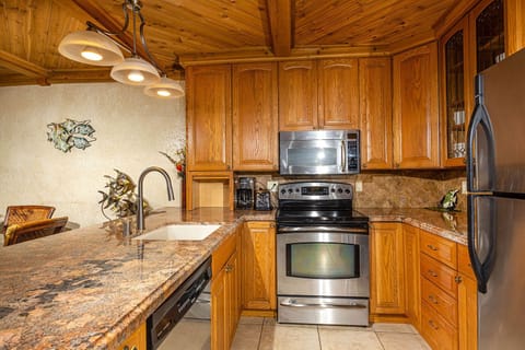 Beautiful Fully Equipped Kitchen