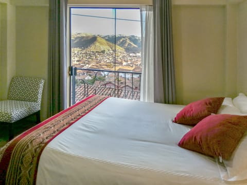 Queen Bedroom, bed size (200cmx160cm). Has balcony with city center view. 