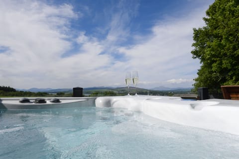 Private hot tub with uninterrupted panoramic views 