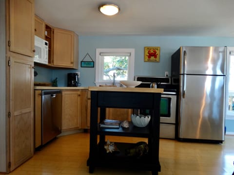 Kitchen _ Refrigerator (ice maker), Convection Range, Dishwasher, Microwave