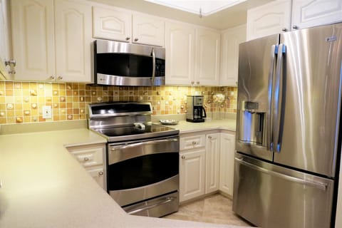 Beautiful Full Kitchen