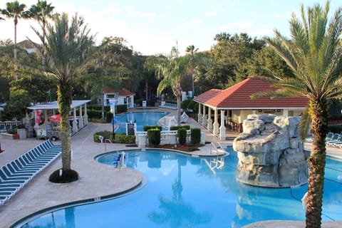 Huge swimming pool, there’s enough room for the whole party!