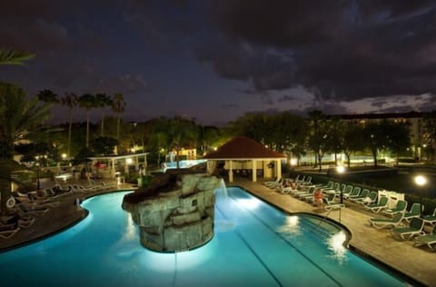 Huge swimming pool, there’s enough room for the whole party!