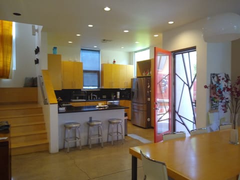 Fully equiped kitchen with breakfast bar.