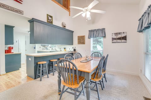 Dining Area | Dishware/Flatware Provided