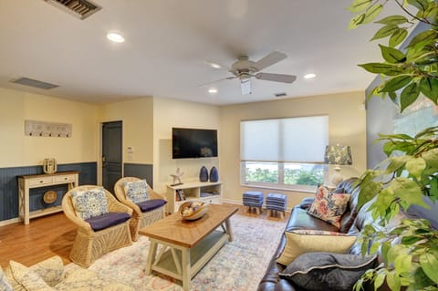 Bright and spacious living room 