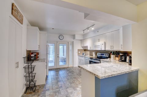 Open concept kitchen/dining room/living room