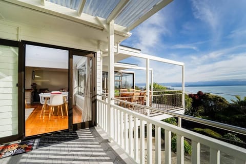 entrance & deck over looking the beach