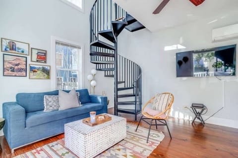 Unique Charleston 1 bedroom, 1 bath, with a pullout couch