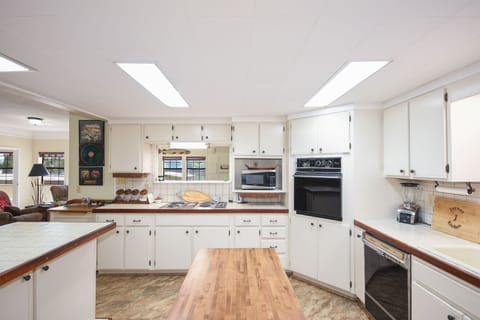 A fully stocked kitchen provides you with everything you need to get creative!