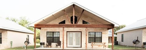House #3 ...2 bed/2 bath....sleeps up to 8... walking distance to the Frio River!