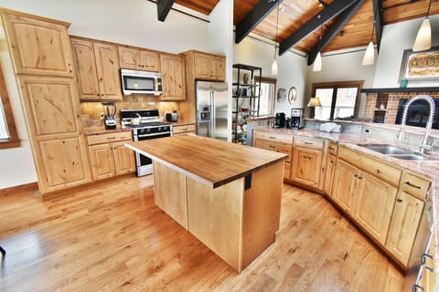 Fully-Equipped Gourmet Kitchen - Fully-Equipped Gourmet Kitchen