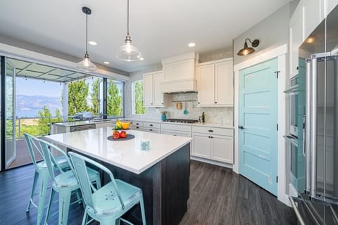 Gourmet kitchen with gas cooktop / mid-level